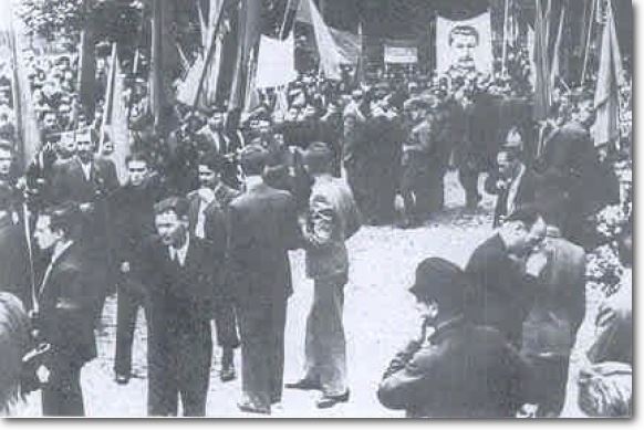 Jewish crowd awaits the release of prisoners